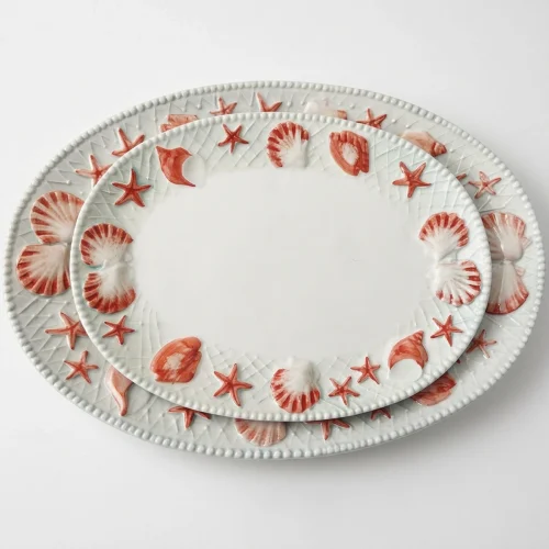 Kleine schaal rood schelpen